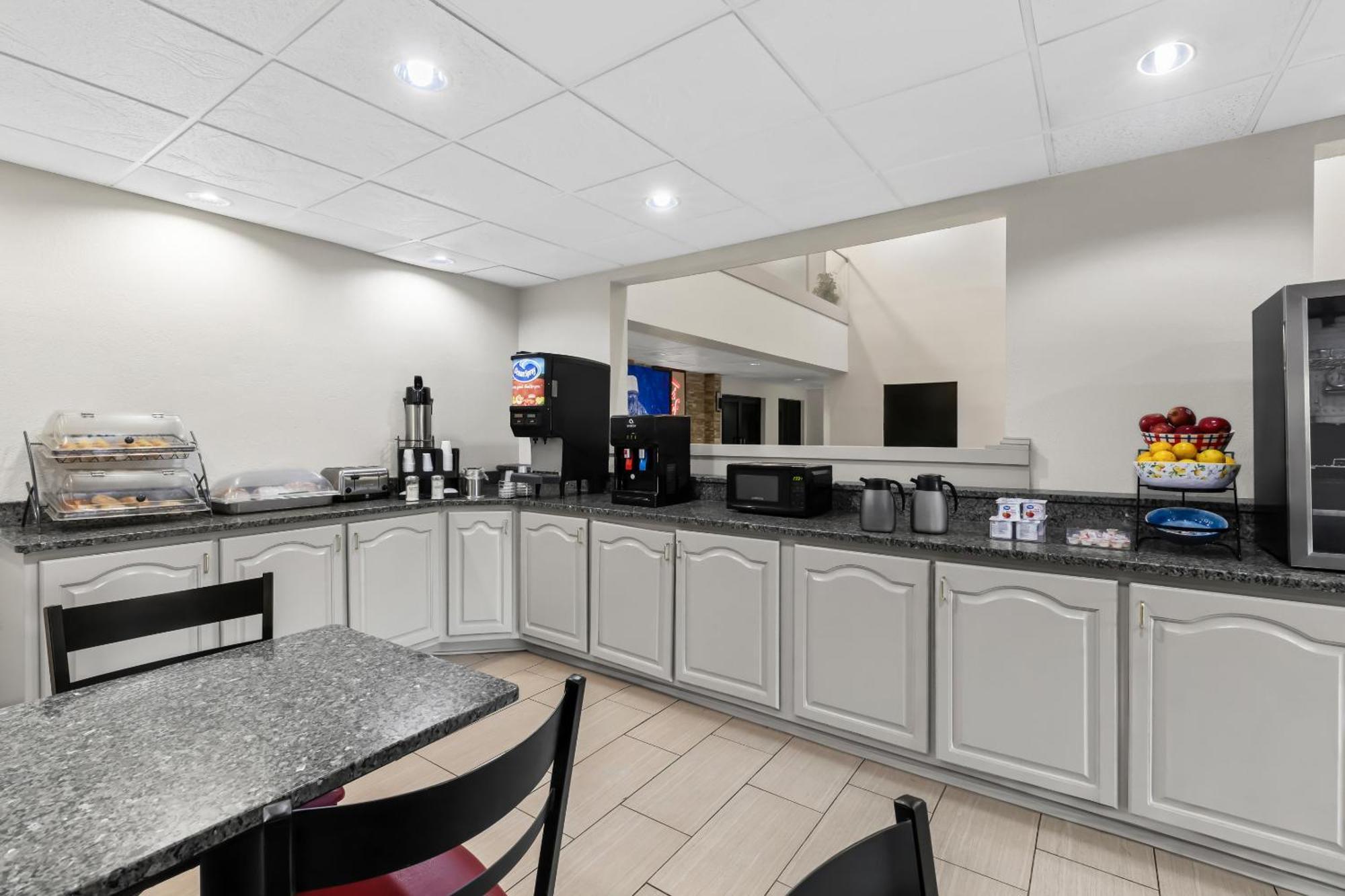 Red Roof Plus+ & Suites Atlanta Airport South College Park Екстер'єр фото
