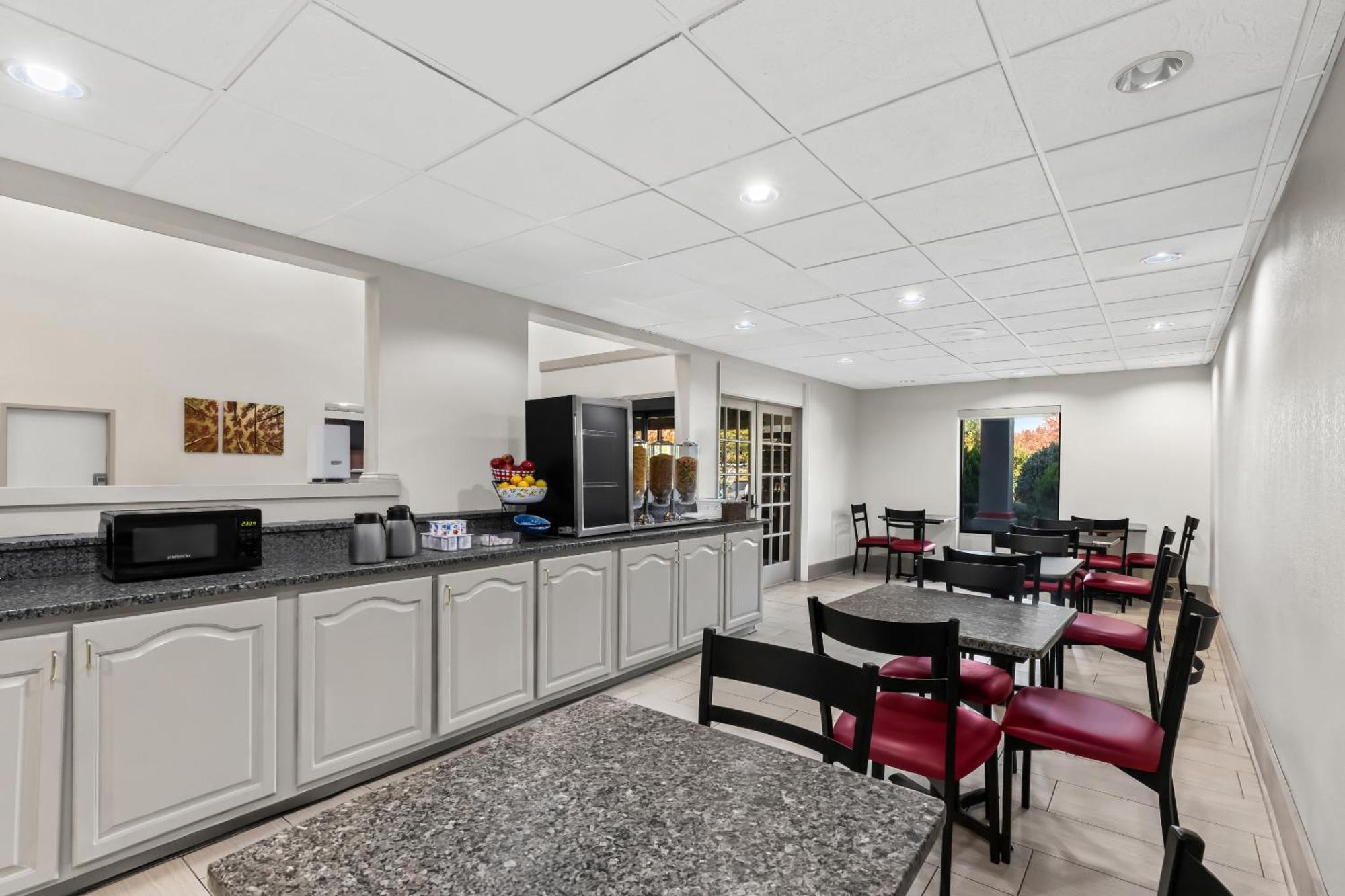 Red Roof Plus+ & Suites Atlanta Airport South College Park Екстер'єр фото